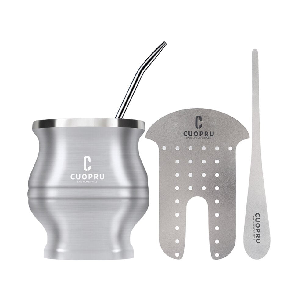 Das Yerba Mate-Set enthält eine doppelwandige Mate-Teetasse aus Edelstahl, eine Bombilla Mate (Strohhalm), einen Reinigungspinsel und einen Teetrenner