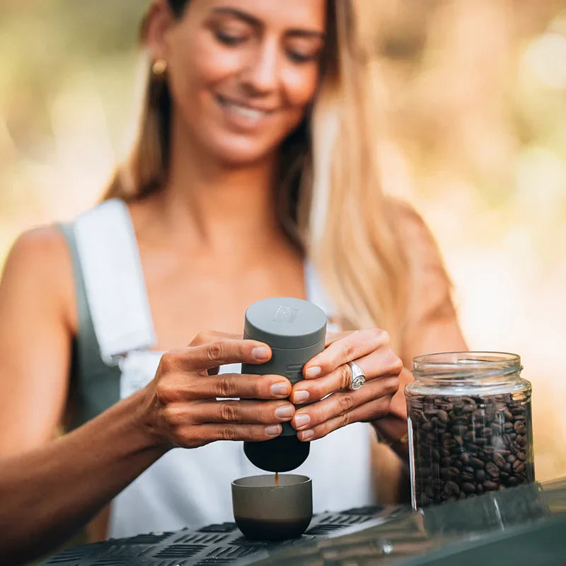 WACACO Minipresso GR2 – Tragbare Espressomaschine für den Außenbereich, kompatibel mit gemahlenem Kaffee, Reise- & Camping-Kaffeemaschine Geschenk