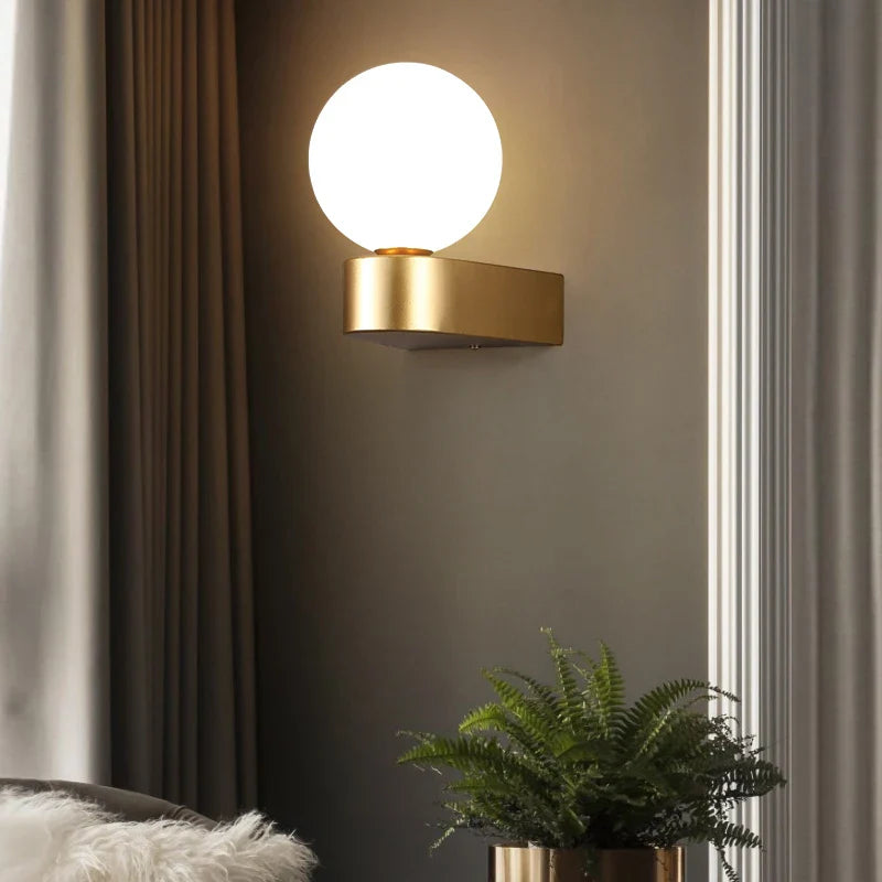 Frendorf | Innenglasball-LED-Wandleuchte – Moderne Wandleuchte mit G9 9W Birne für Schlafzimmer, Küche und Wohnzimmer - Schwarz & Gold Design