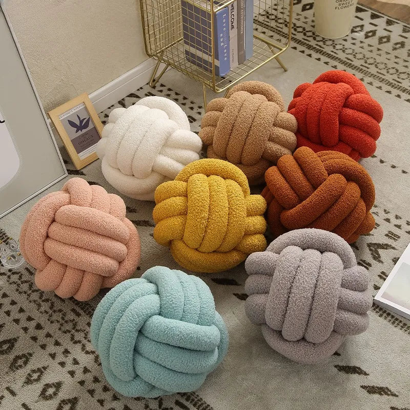 Gooi Kissen - Cozy - Handgeknoteter Ball - Lammfell
