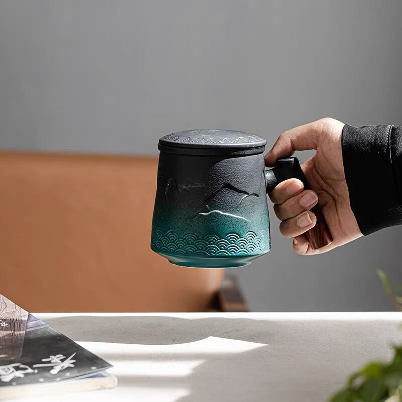 Keramische Teetasse mit Infuser und Deckel