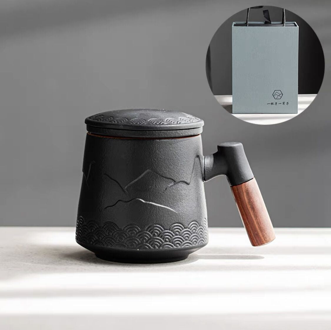 Keramische Teetasse mit Infuser und Deckel