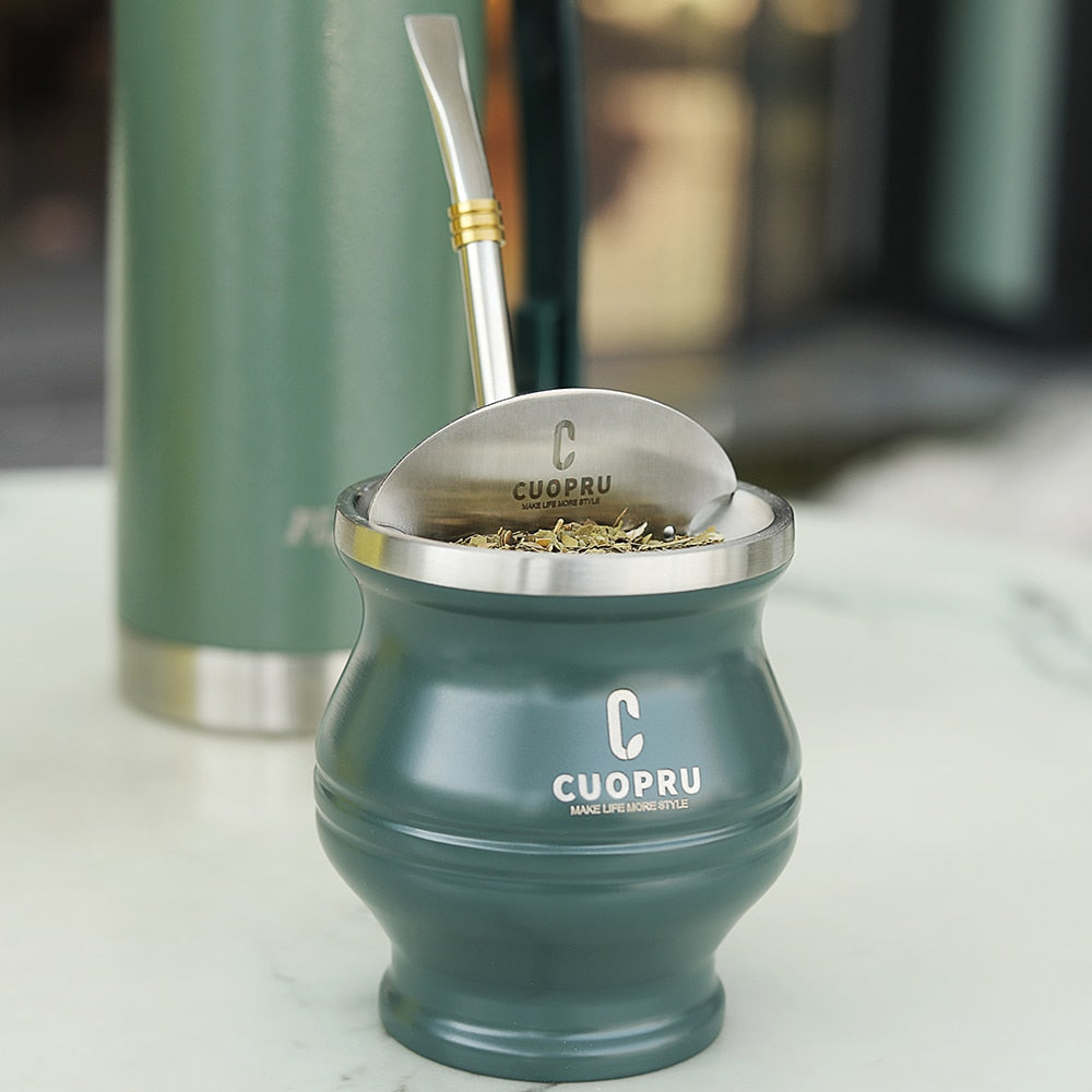 Das Yerba Mate-Set enthält eine doppelwandige Mate-Teetasse aus Edelstahl, eine Bombilla Mate (Strohhalm), einen Reinigungspinsel und einen Teetrenner