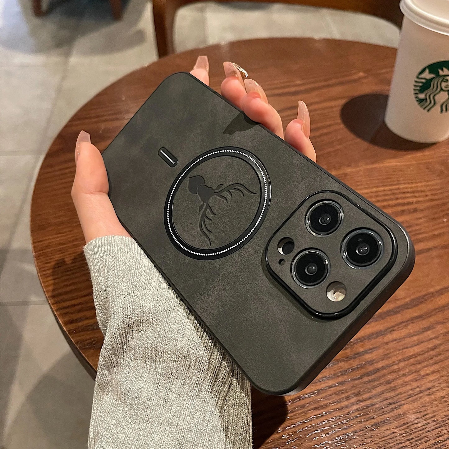 Frendorf | Luxus Hirschleder Apple iPhone Hülle | Magnetische Handyhülle, Kabellose Case, MagSafe, Wireless-Laden, Schutzhülle, Cover iPhone 15, 14, 13 Pro Max Plus