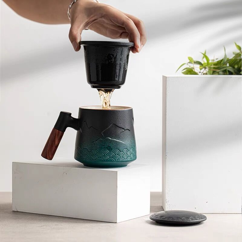 Keramische Teetasse mit Infuser und Deckel