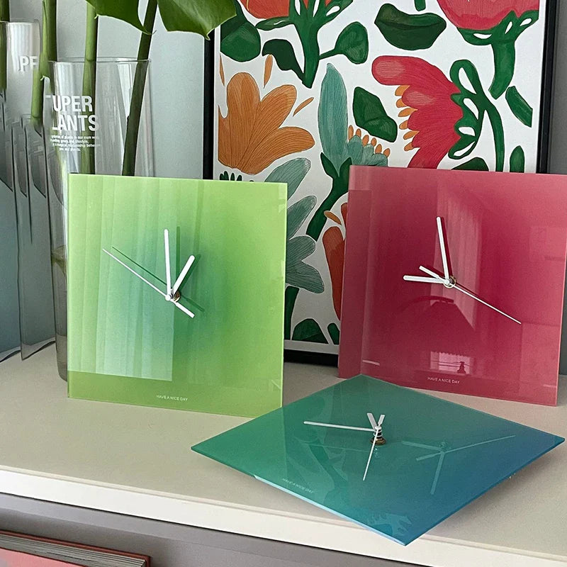 Quadratische Wanduhr ohne Zahlen aus Acryl