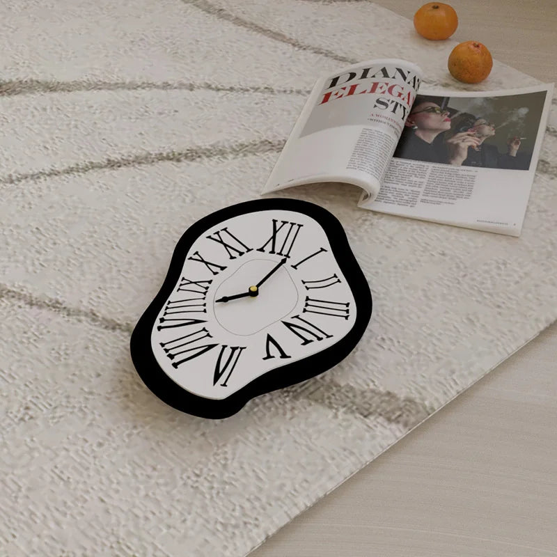 Surreal schmelzende nordische Wand Uhr