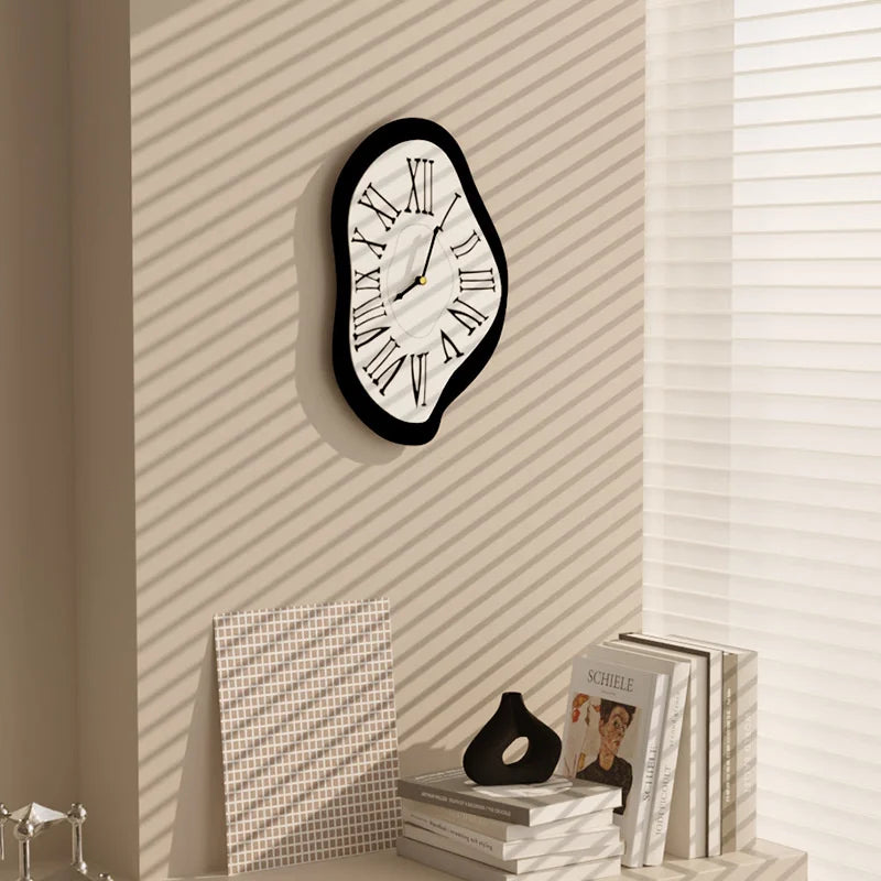 Surreal schmelzende nordische Wand Uhr