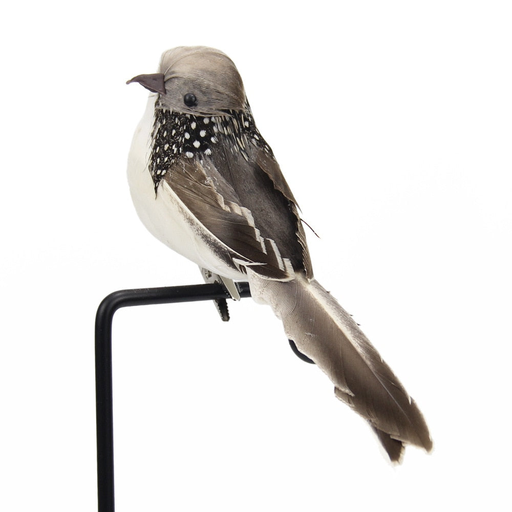 Lebensechte gefiederte Vögel für die Außendekoration
