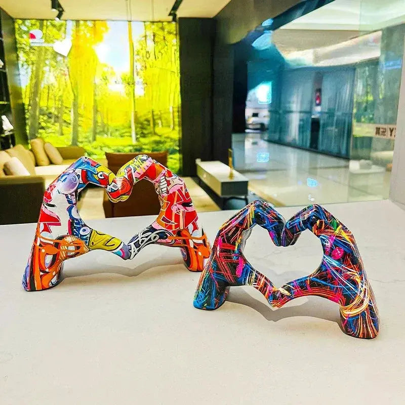 Frendorf | Künstlerische Skulptur das Herz auf Händen: Entdecke Liebe und Kreativität