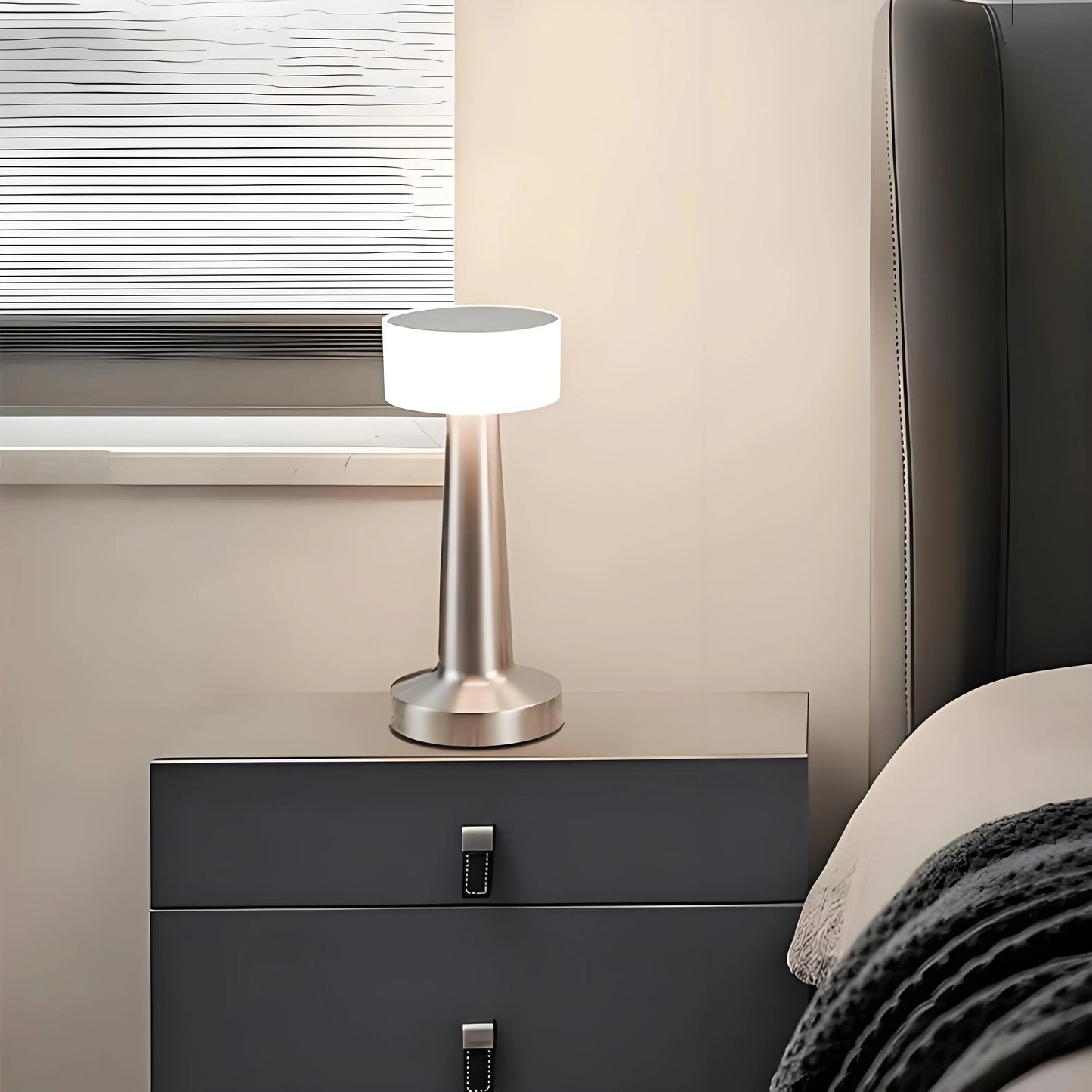 Frendorf | Retro LED wiederaufladbare Stehlampe – Touch-Steuerung, 3-stufige Dimmung, tragbare Tischleuchte für Schlafzimmer, Couchtisch und Camping