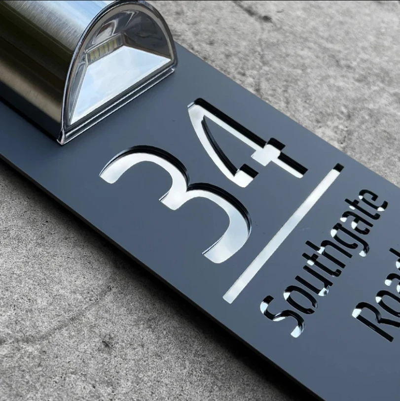 Frendorf | GlowSign - Personalisierte Hausnummer - mit Solarenergie beleuchtet