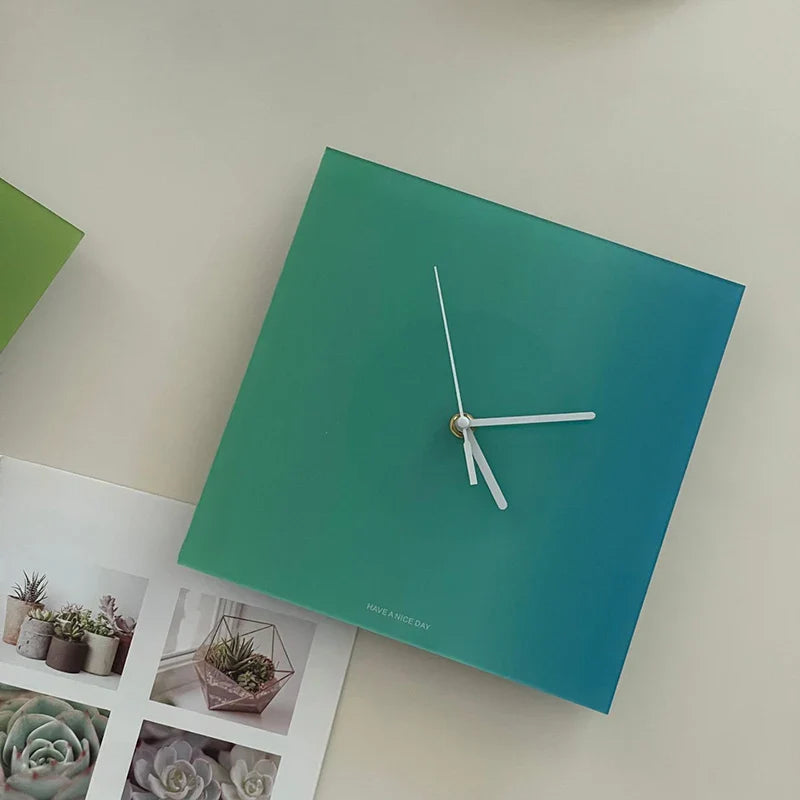Quadratische Wanduhr ohne Zahlen aus Acryl