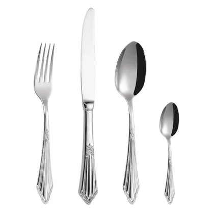 Elegantes Besteckset im goldenen Design