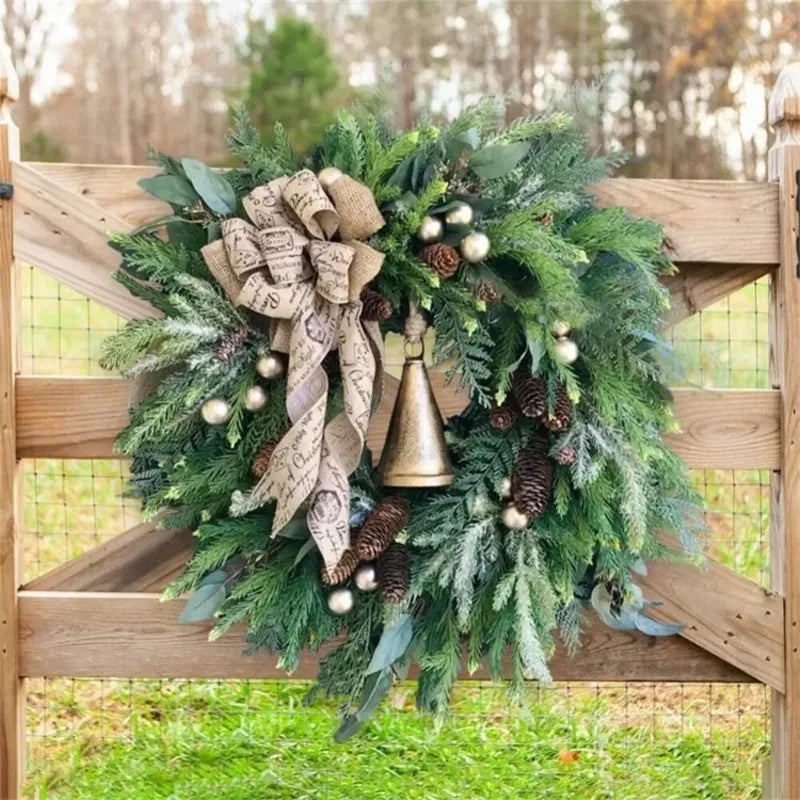 Künstlicher Weihnachtskranz Tannenzweige Tannenzapfen Jute-Schleife Glocke