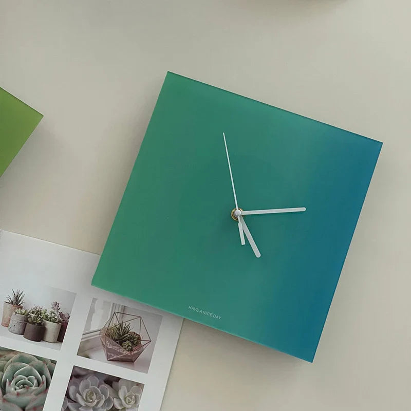 Quadratische Wanduhr ohne Zahlen aus Acryl