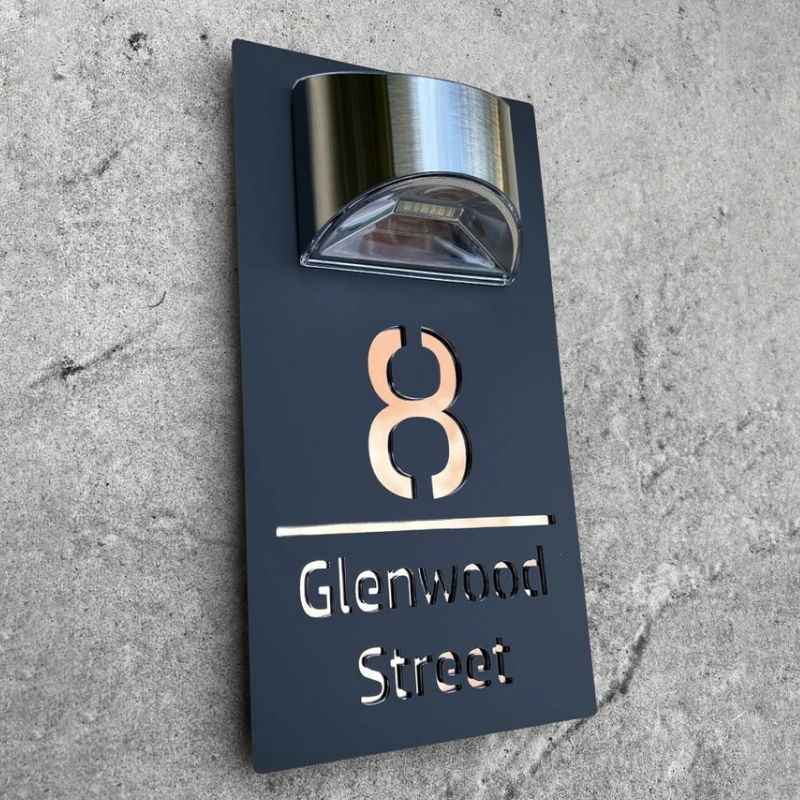 Frendorf | GlowSign - Personalisierte Hausnummer - mit Solarenergie beleuchtet