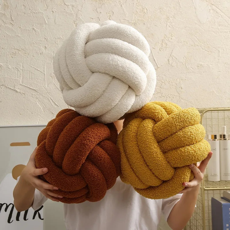 Gooi Kissen - Cozy - Handgeknoteter Ball - Lammfell