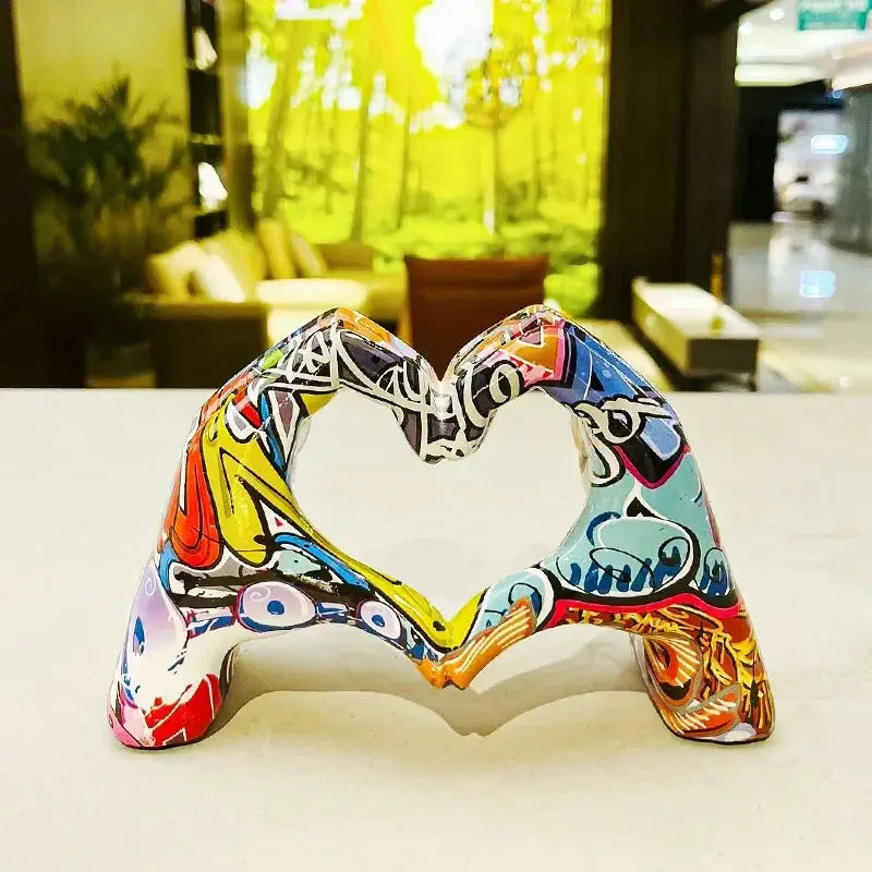 Frendorf | Künstlerische Skulptur das Herz auf Händen: Entdecke Liebe und Kreativität