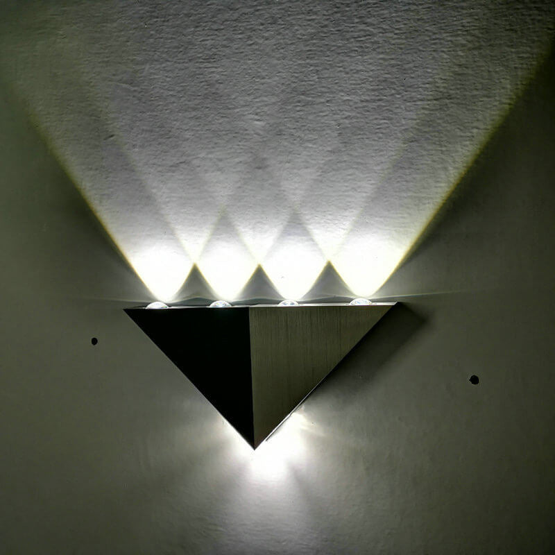 Frendorf | TriLumina Prisma LED Wandleuchte | Kreatives Pyramidendesign | Aluminium & Acryl | Farbige Lichtoptionen