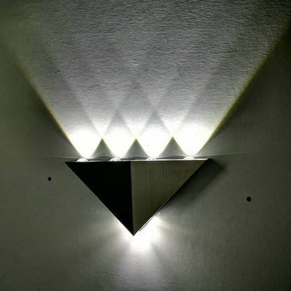 Frendorf | TriLumina Prisma LED Wandleuchte | Kreatives Pyramidendesign | Aluminium & Acryl | Farbige Lichtoptionen