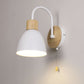 Moderne minimalistische Macaron gebogene Stange Runde Tasse Eisen Holz 1-Licht Wandleuchte Lampe für Schlafzimmer