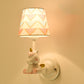 Zeitgenössische kreative Cartoon-Resin-Einhorn-Stoffschirm 1-Licht-Kinder-Wandlampe für das Schlafzimmer