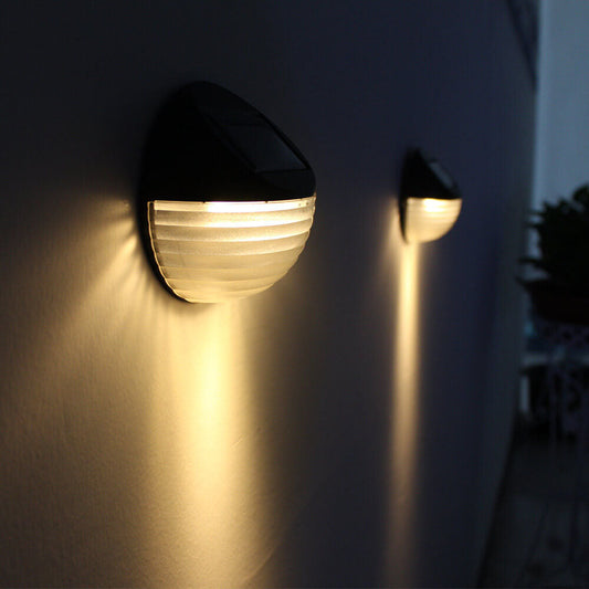 Frendorf | SolarArc LED Wandleuchte | Halbkreisdesign | Solarbetrieben | Außenlampe für Garten & Zaun | 6 LEDs