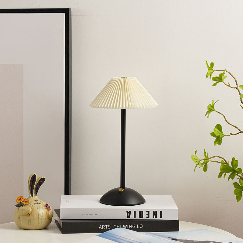 Frendorf | GlowVibe Skandi LED Tischlampe | Wiederaufladbar | Stoffschirm mit Falten | Kabellos | Stimmungslicht | Nachttischlampe