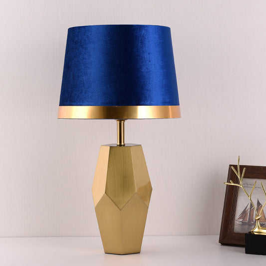Luxuriöse 1-flammige Tischlampe mit geometrischem Sockel aus Kunstgewebe und Metall