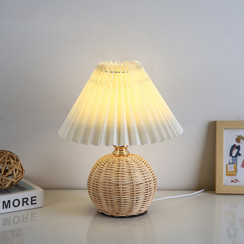 Frendorf | RattaLume Nordic LED Tischlampe | Geflochtenes Rattan & Faltstoffschirm | Stimmungslicht | Deko fürs Schlafzimmer