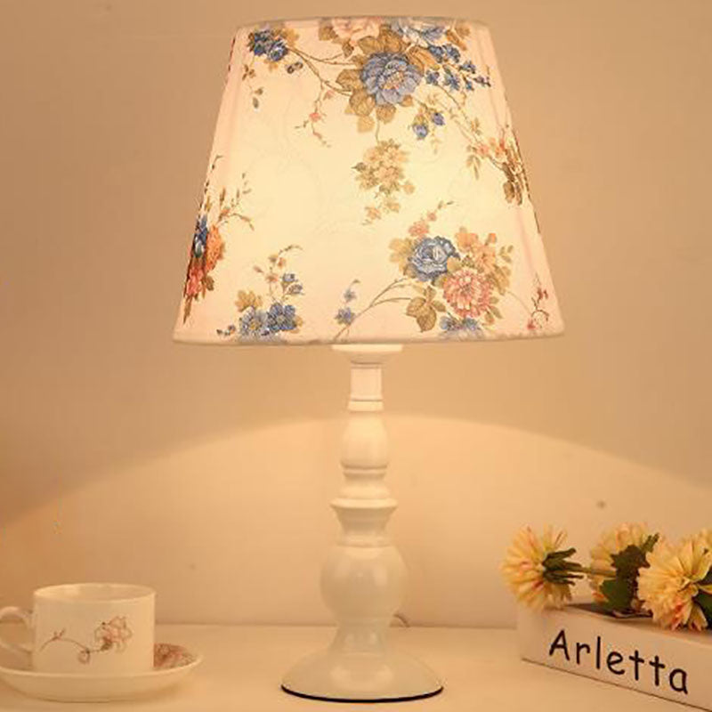 Frendorf | LiliaBloom Exklusive Tischlampe mit Stoffschirm | Blumenmotiv | Vase-Design | LED-Dimmfunktion | Elegante Beleuchtung für Zuhause