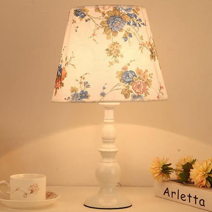 Frendorf | LiliaBloom Exklusive Tischlampe mit Stoffschirm | Blumenmotiv | Vase-Design | LED-Dimmfunktion | Elegante Beleuchtung für Zuhause