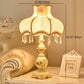 Frendorf | Vasora Europäische Tischlampe | Traditionelles Design | Vase aus Harz | Stoffschirm | Schlafzimmerbeleuchtung