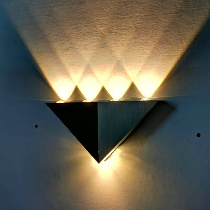 Frendorf | TriLumina Prisma LED Wandleuchte | Kreatives Pyramidendesign | Aluminium & Acryl | Farbige Lichtoptionen