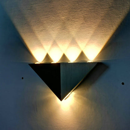 Frendorf | TriLumina Prisma LED Wandleuchte | Kreatives Pyramidendesign | Aluminium & Acryl | Farbige Lichtoptionen