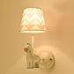 Zeitgenössische kreative Cartoon-Resin-Einhorn-Stoffschirm 1-Licht-Kinder-Wandlampe für das Schlafzimmer