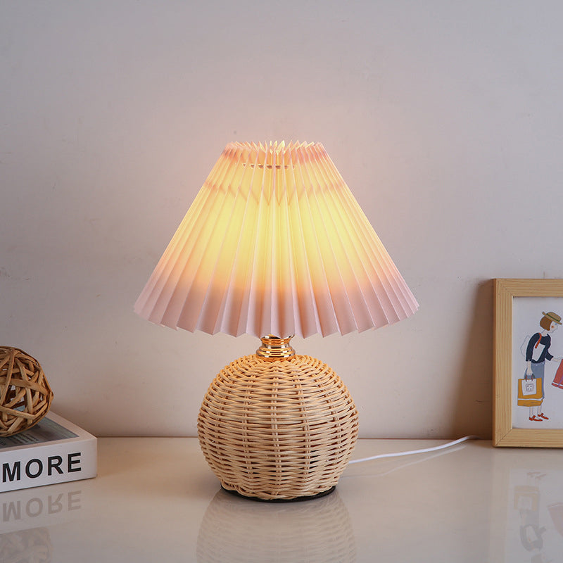 Frendorf | RattaLume Nordic LED Tischlampe | Geflochtenes Rattan & Faltstoffschirm | Stimmungslicht | Deko fürs Schlafzimmer