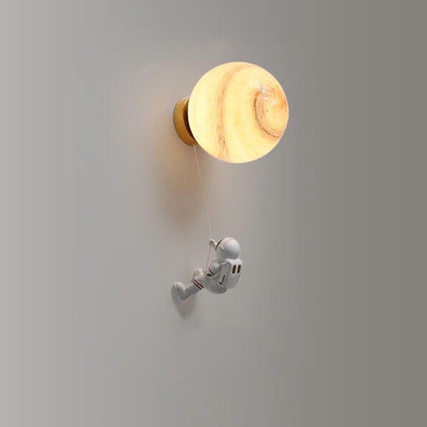 Frendorf | AstroLuxe Kreatives Astronaut Wandlampe | Eisen- und Harzdesign | Einzigartige Beleuchtung für Schlafzimmer | Stimmungslicht
