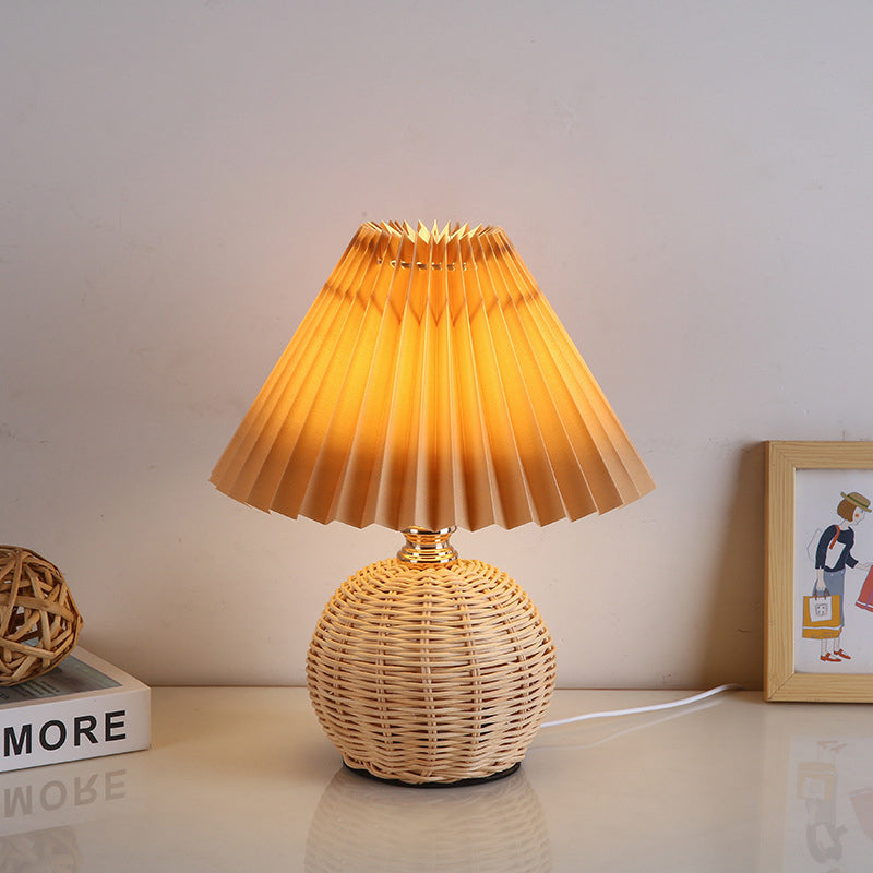 Frendorf | RattaLume Nordic LED Tischlampe | Geflochtenes Rattan & Faltstoffschirm | Stimmungslicht | Deko fürs Schlafzimmer