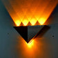 Frendorf | TriLumina Prisma LED Wandleuchte | Kreatives Pyramidendesign | Aluminium & Acryl | Farbige Lichtoptionen