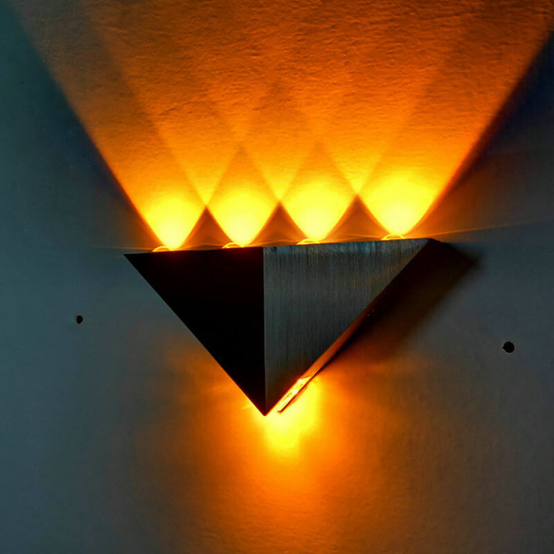 Frendorf | TriLumina Prisma LED Wandleuchte | Kreatives Pyramidendesign | Aluminium & Acryl | Farbige Lichtoptionen