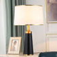Moderne Übergangs-Zylinder-Eisen-Stoff 1-Lampe Tischlampe für das Wohnzimmer
