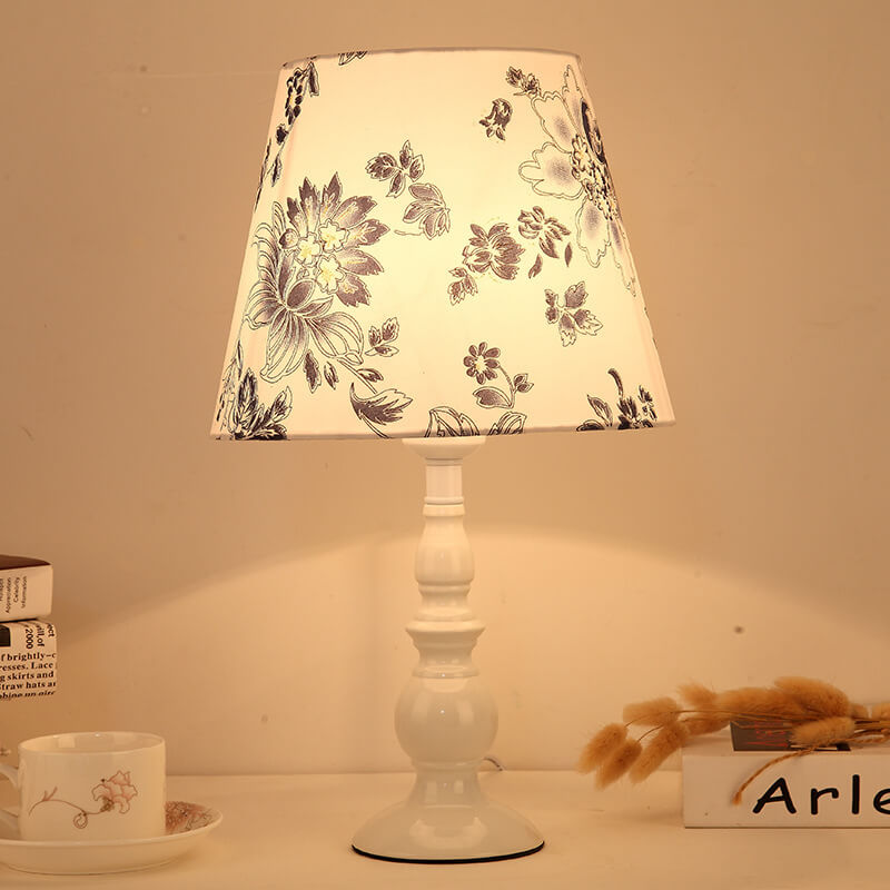 Frendorf | LiliaBloom Exklusive Tischlampe mit Stoffschirm | Blumenmotiv | Vase-Design | LED-Dimmfunktion | Elegante Beleuchtung für Zuhause