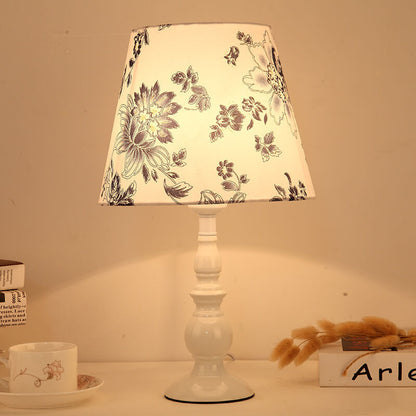 Frendorf | LiliaBloom Exklusive Tischlampe mit Stoffschirm | Blumenmotiv | Vase-Design | LED-Dimmfunktion | Elegante Beleuchtung für Zuhause