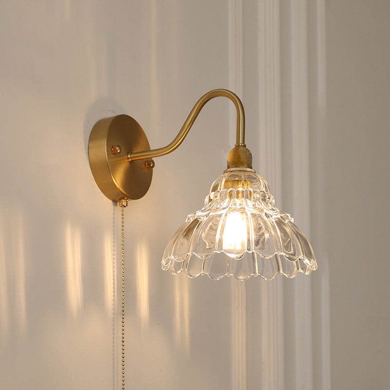 Frendorf | Bellisa Brass Design Wandleuchte | Glasblüten-Dekor | Minimalistisch | 1-Licht-Lampe für Wohnzimmer
