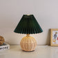 Frendorf | RattaLume Nordic LED Tischlampe | Geflochtenes Rattan & Faltstoffschirm | Stimmungslicht | Deko fürs Schlafzimmer