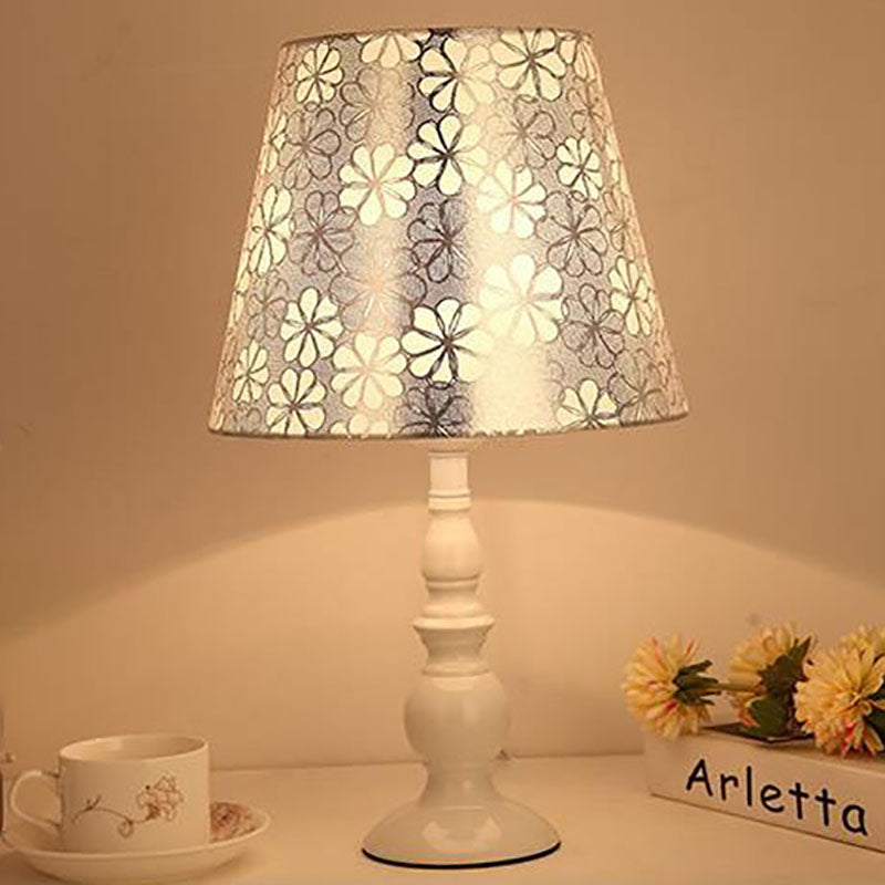 Frendorf | LiliaBloom Exklusive Tischlampe mit Stoffschirm | Blumenmotiv | Vase-Design | LED-Dimmfunktion | Elegante Beleuchtung für Zuhause