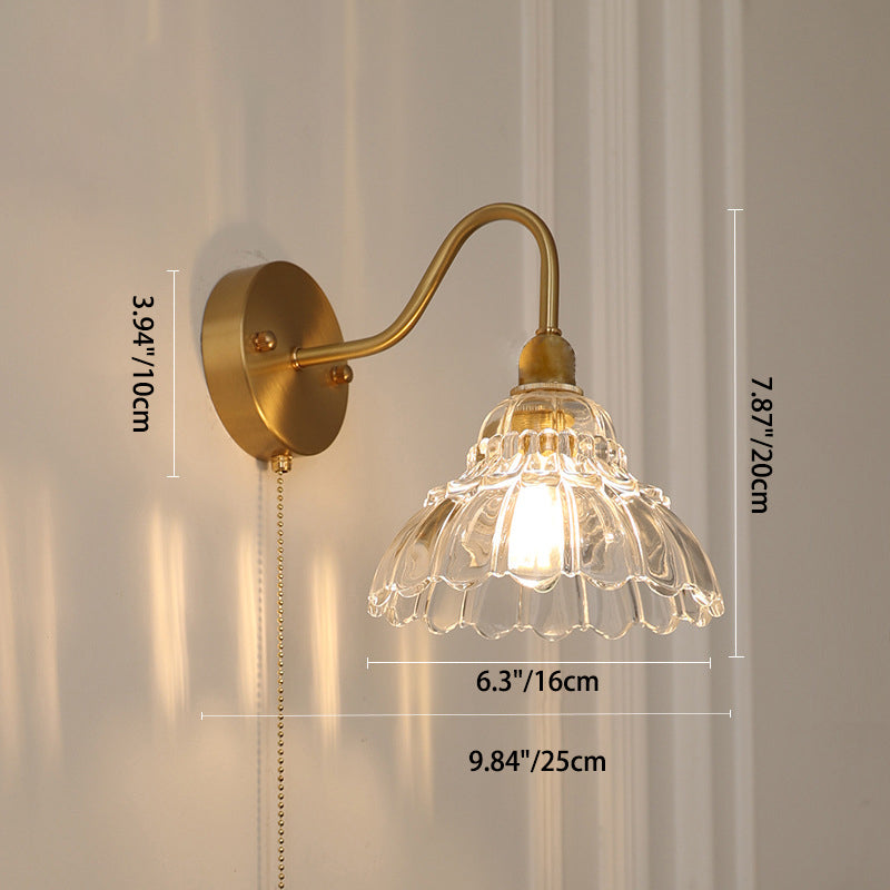 Frendorf | Bellisa Brass Design Wandleuchte | Glasblüten-Dekor | Minimalistisch | 1-Licht-Lampe für Wohnzimmer