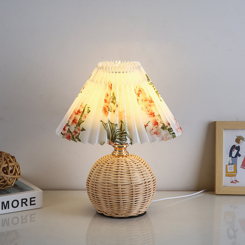 Frendorf | RattaLume Nordic LED Tischlampe | Geflochtenes Rattan & Faltstoffschirm | Stimmungslicht | Deko fürs Schlafzimmer